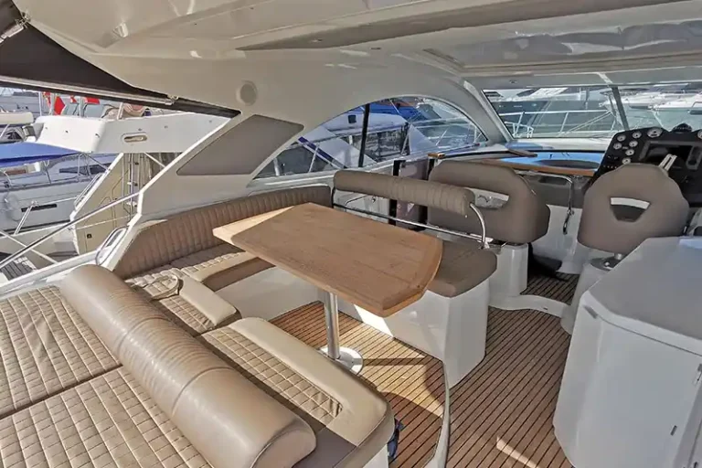 Beneteau MC42 deck salon Cockpt Beneteau MC42